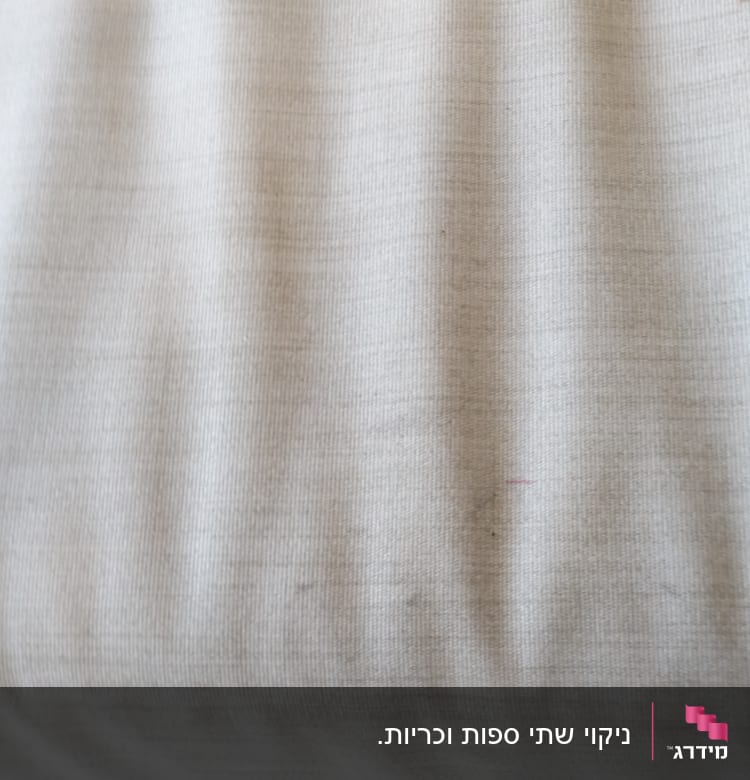 בד ספה עם כתמים קלים לניקוי